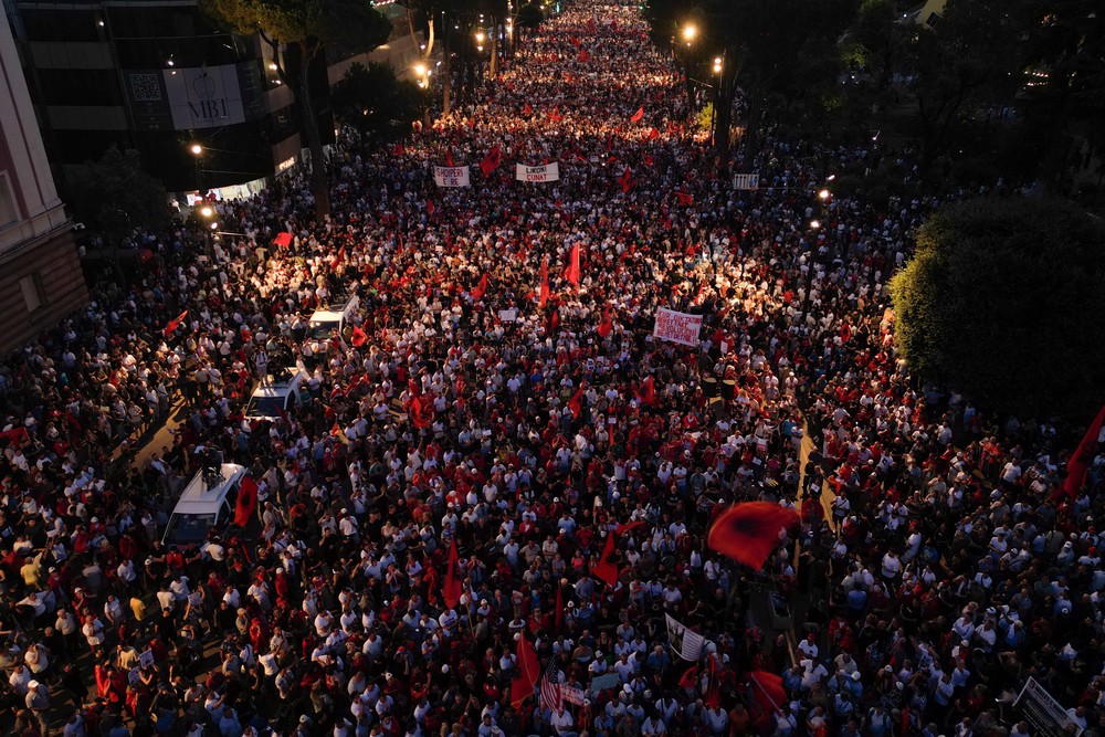 Milhares de pessoas protestam em Tirana contra hotel de luxo em reserva natural na Albânia
