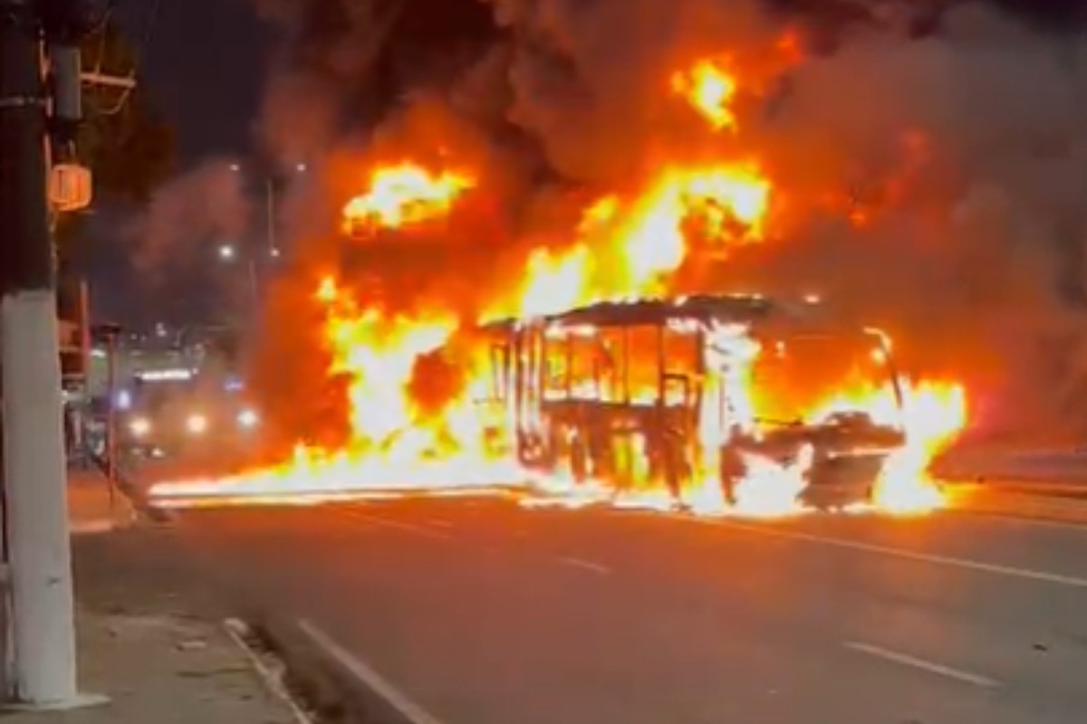 Ônibus articulado pega fogo na Avenida Constantino Nery, em Manaus