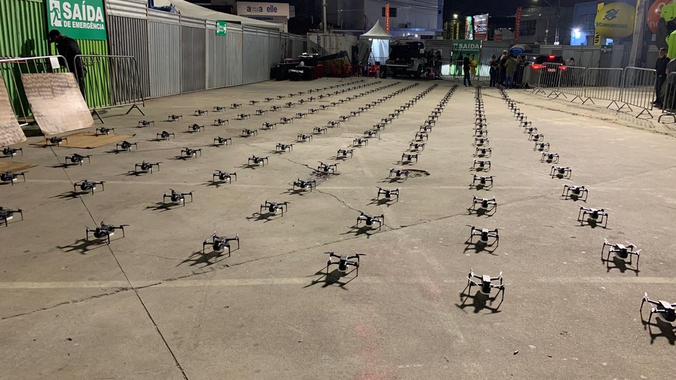 Cerca de 200 drones fizeram show de luzes no céu no encerramento do São João 2024 de Campina Grande — Foto: Erickson Nogueira/g1