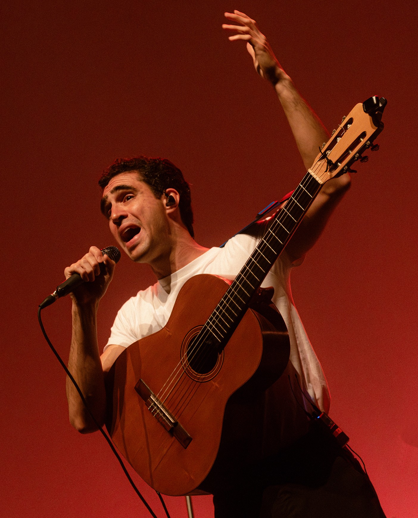 Zeca Veloso se expande no show 'Boas novas' entre falsetes, canções autorais, tema de desenho animado e sambas de Noel Rosa, Tim Maia e Tom Jobim 