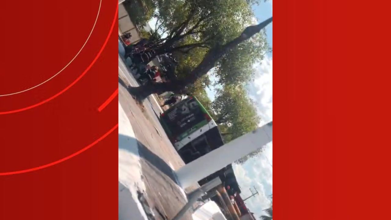 Ônibus capota na Zona Centro-Oeste de Manaus