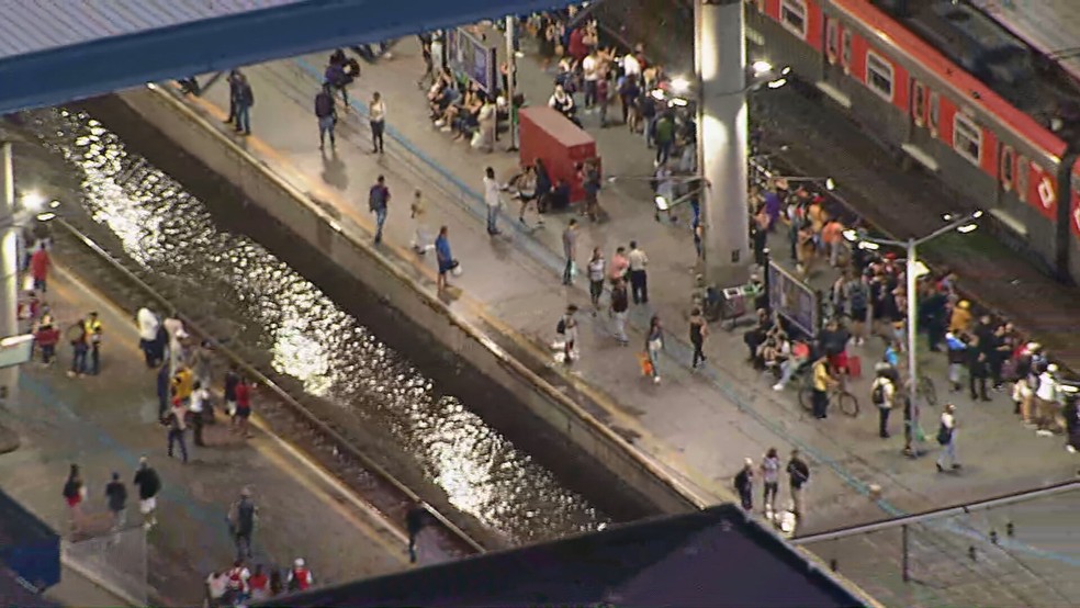 Linha férrea alagada na estação Brás, na Linha 10-Turquesa da CPTM — Foto: Reprodução/TV Globo