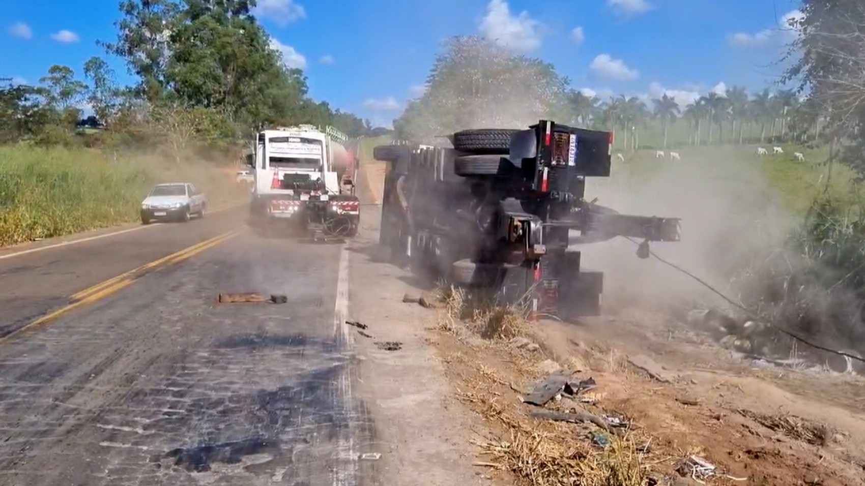 Caminhão-guincho tomba ao tentar retirar de córrego carreta envolvida em acidente, na MG-344, entre Cássia e Pratápolis