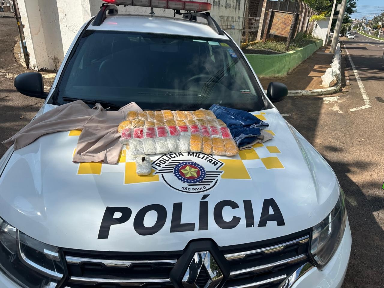 Mulher é presa com 40 pacotes de drogas escondidos no corpo durante viagem de ônibus no interior de SP