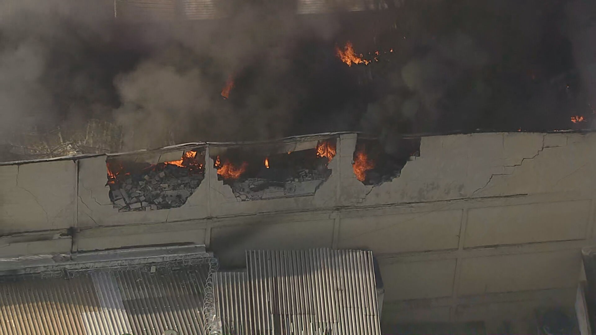 Incêndio atinge imóvel comercial na Freguesia, na Zona Sudoeste do Rio