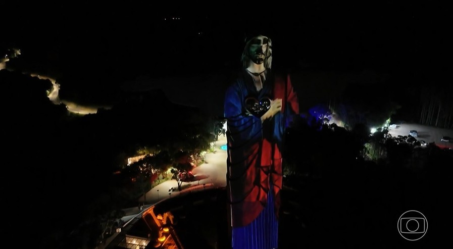 Projeção no Cristo Protetor celebra fé e esperança após enchentes no Vale do Taquari (RS)