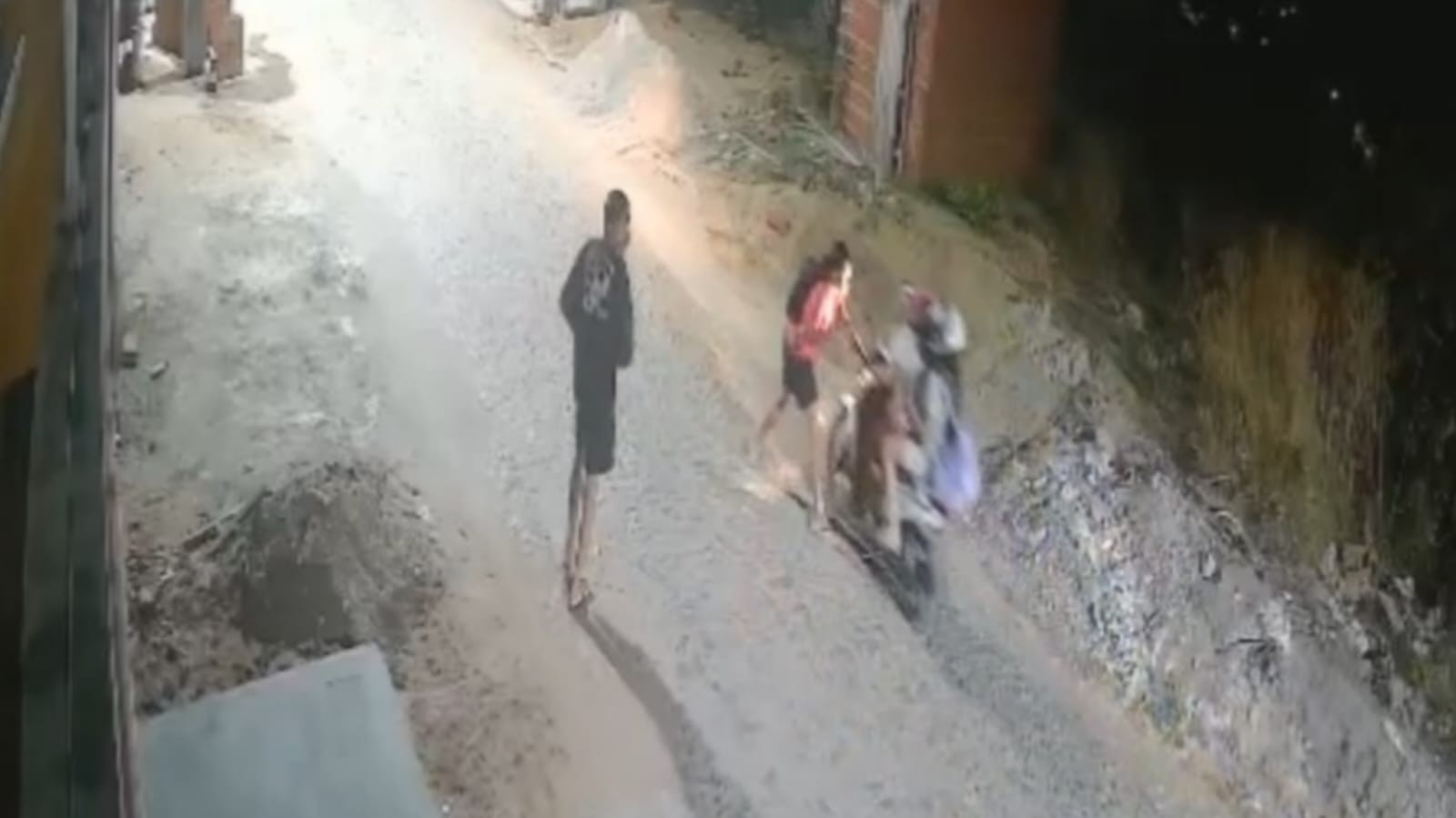 VÍDEO: Assaltantes derrubam mãe filha para roubar moto no interior do Ceará