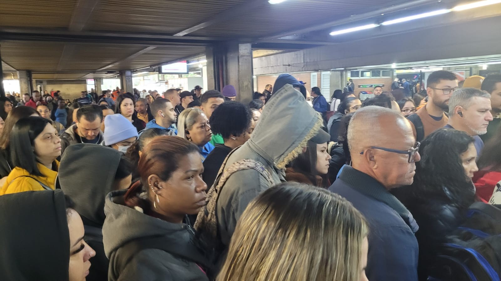Estação Barra Funda enfrenta superlotação após fim do serviço 710 da CPTM  