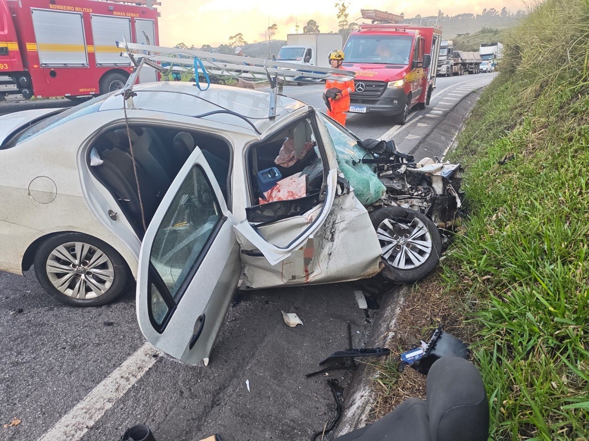Batida entre carro e carreta deixa duas pessoas gravemente feridas na BR-265