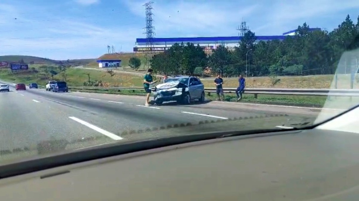 Duas pessoas sofrem ferimentos leves após carro bater contra mureta central da Via Dutra em Jacareí