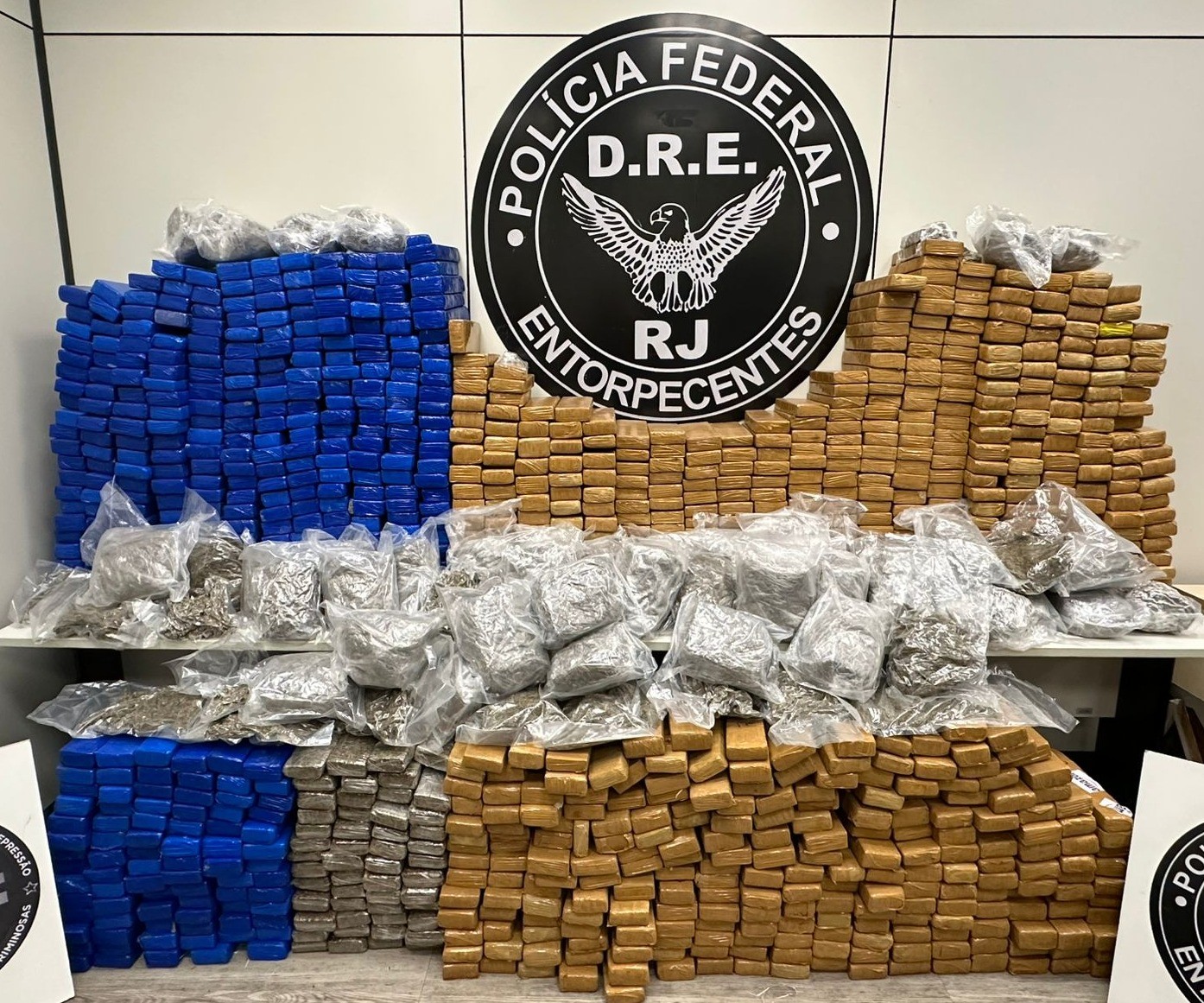 Cerca de uma tonelada de drogas é apreendida dentro de caminhão na Via Dutra, em Resende
