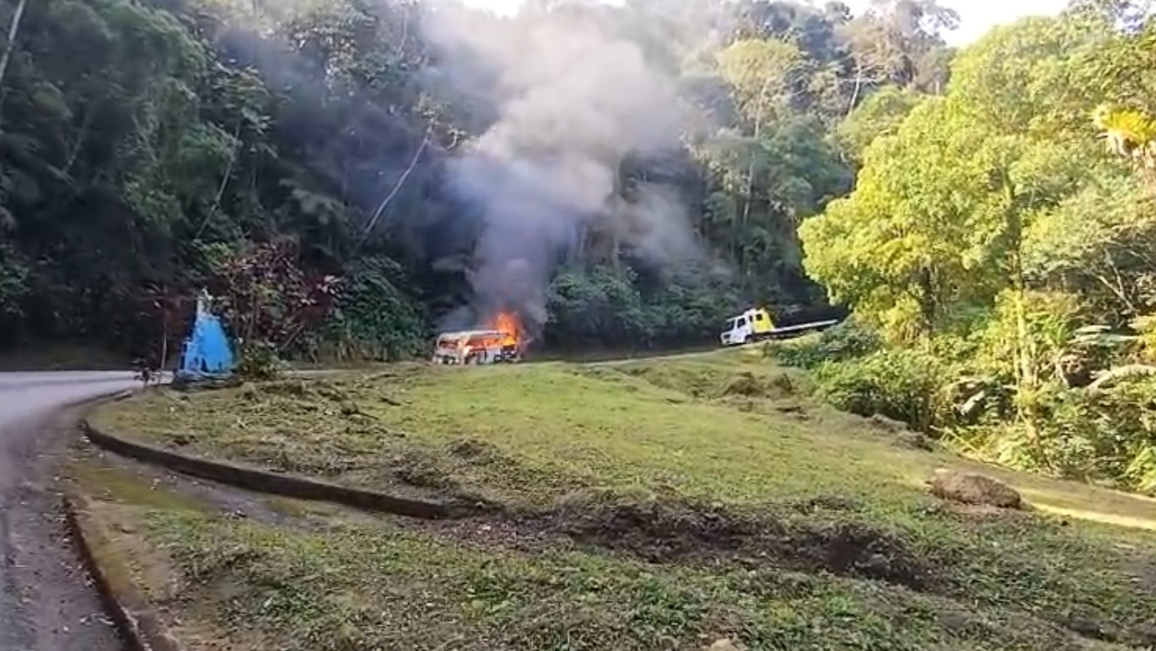 VÍDEO: Kombi fica destruída após pegar fogo na Serra de Ubatuba, SP
