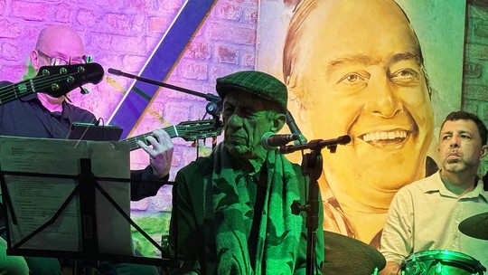 Fagner tira a luz do cancioneiro da bossa nova em show com cara de ensaio  - Inseguro com as letras, o cantor dá prévia na casa Vinicius Show, no Rio, do álbum gravado com hits do gênero e participações de Zeca Baleiro e Wanda Sá.