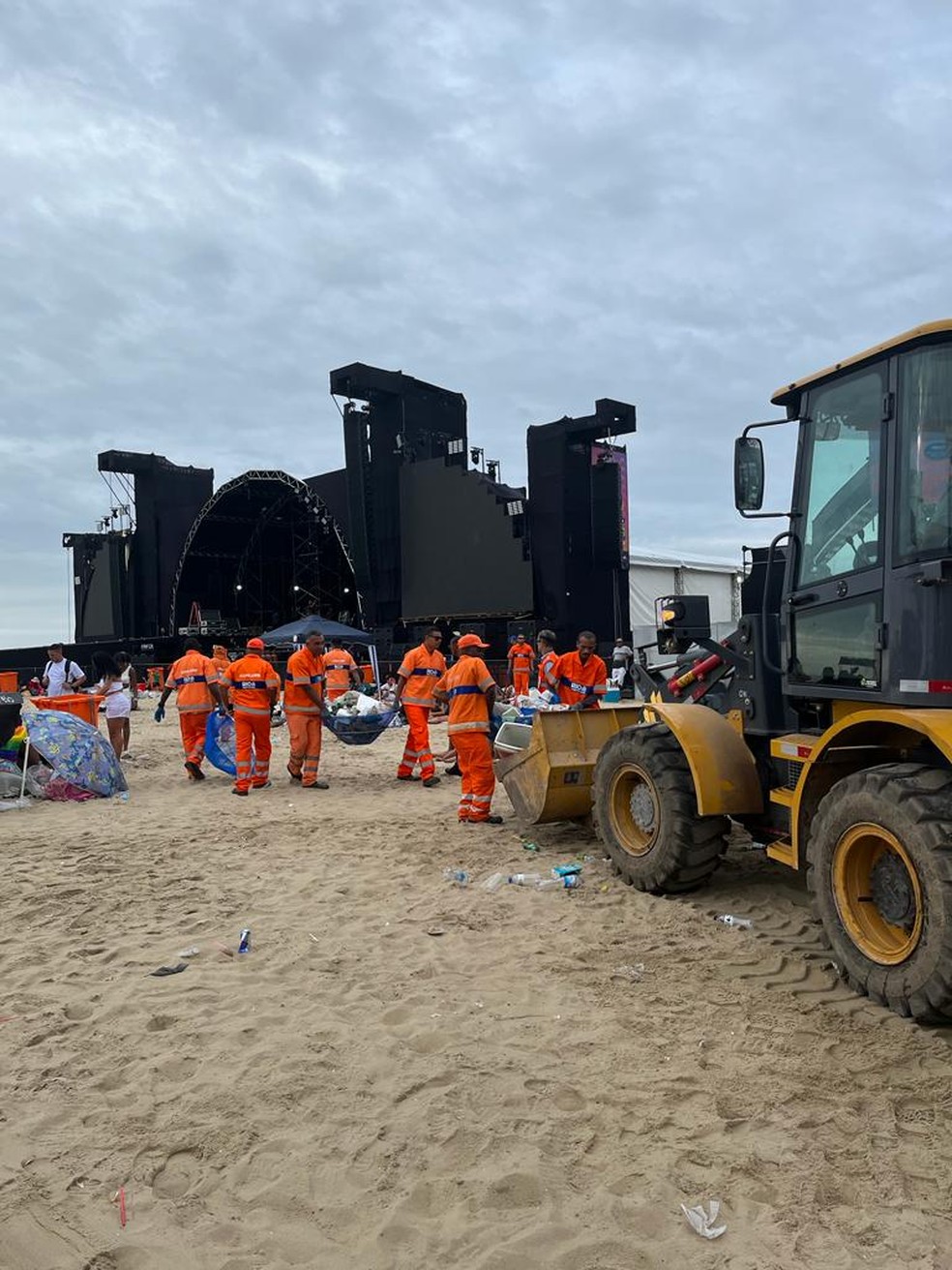 Comlurb faz mutirão de limpeza em Copacabana — Foto: Suelen Bastos/g1