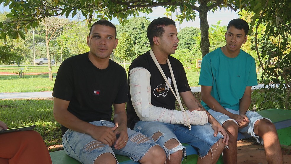 Erlano, Hebert e Henrique (esquerda para direita) foram atropelados no SIA quando voltavam do trabalho. — Foto: TV Globo