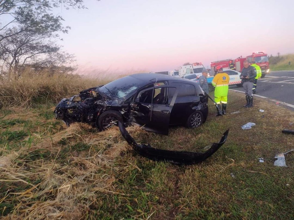 Motorista fica gravemente ferida após acidente entre carro e caminhão, em Martinópolis (SP) — Foto: Redes sociais
