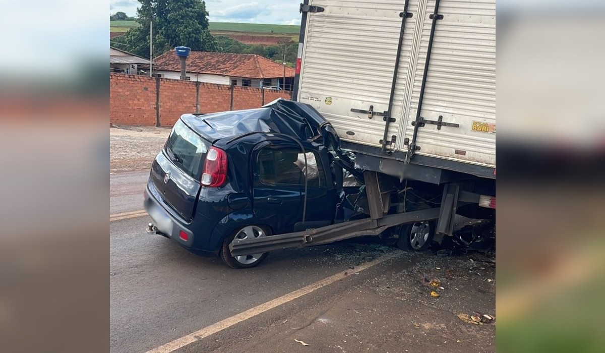 Motorista perde controle da direção e bate em caminhão estacionado; vídeo