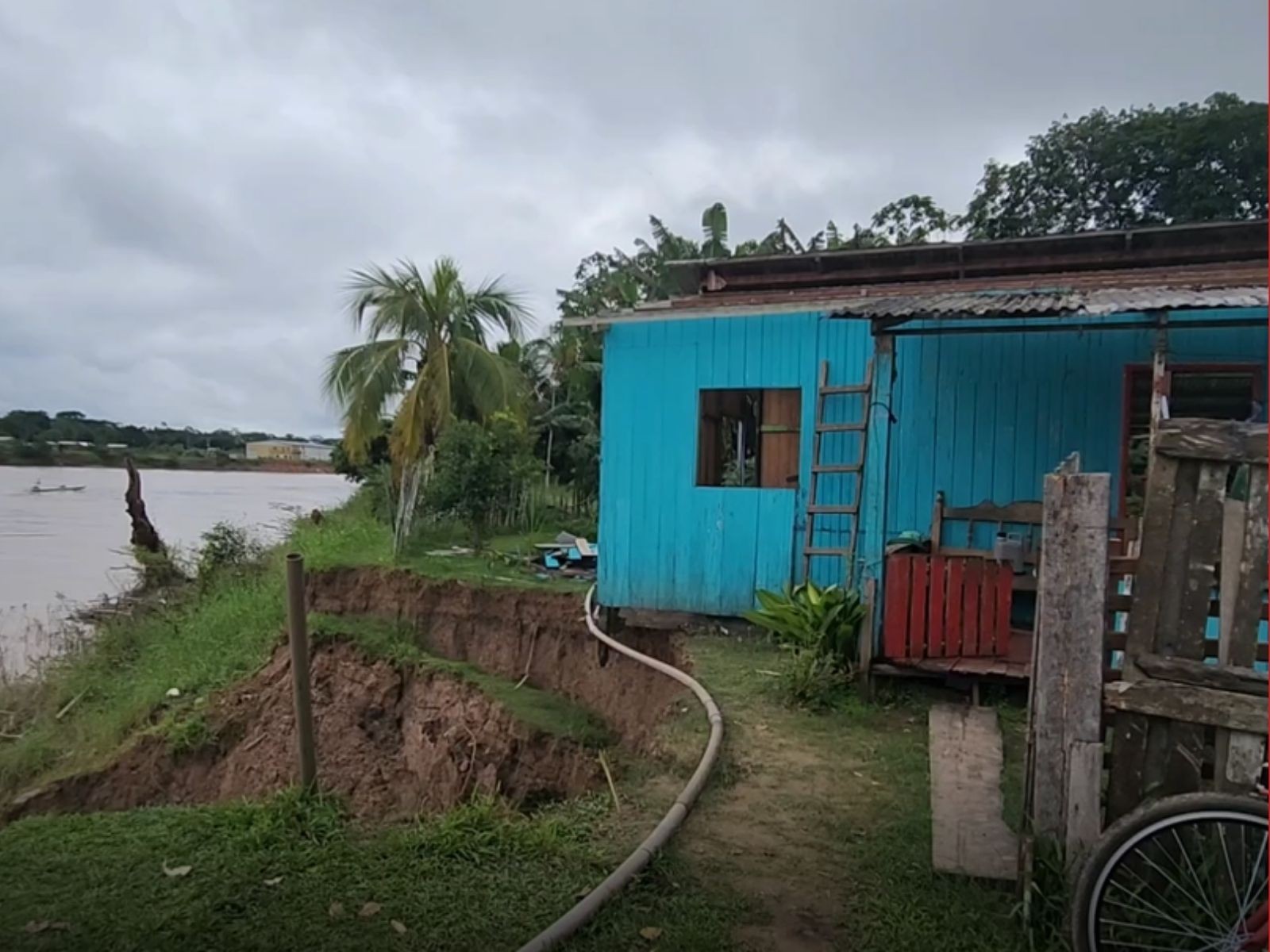 Após fortes chuvas, família é retirada de casa por risco de desmoronamento no AC: 'Não está sendo fácil'