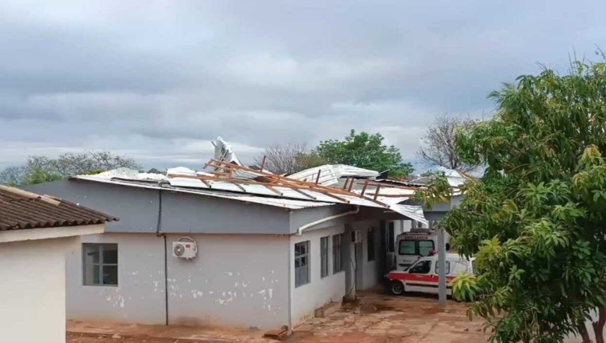 Temporal provoca alagamentos, destelhamentos e queda de árvores no Norte de MG