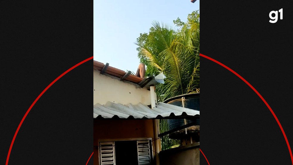 Homem deitado em cima de telhado chamou atenção de moradores — Foto: Jornal Sou de Palmas/Reprodução
