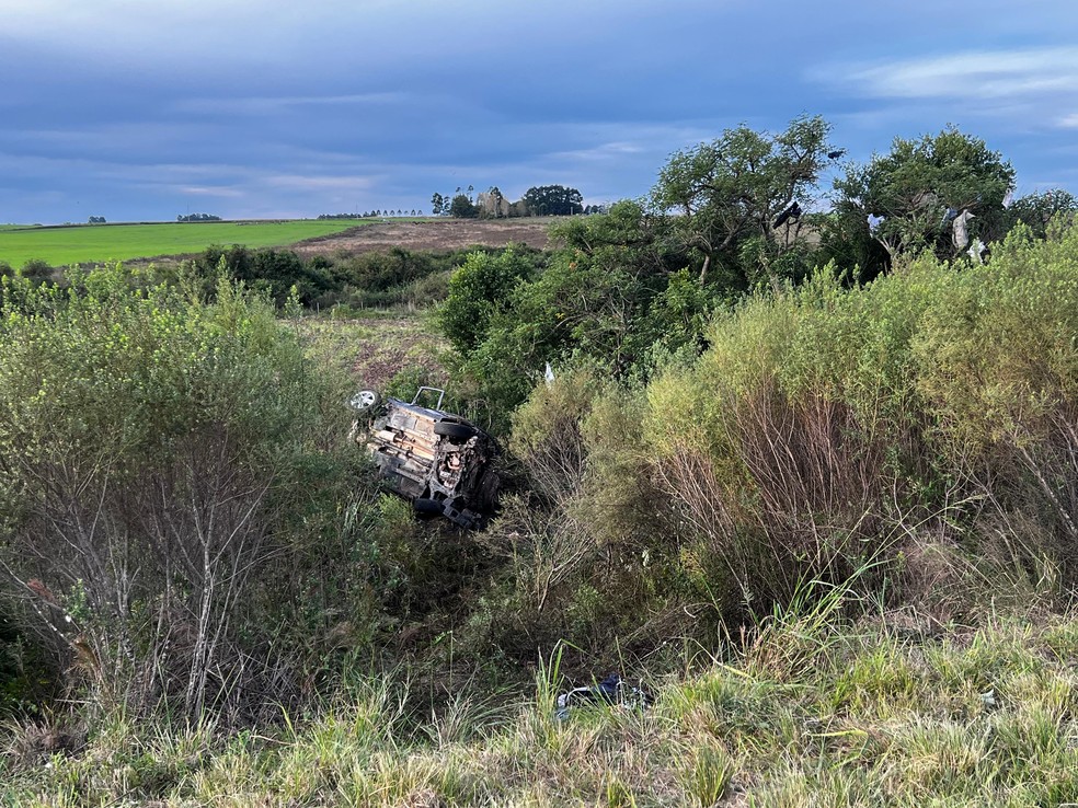 Carro saiu da pista e capotou na BR-293, em Santana do Livramento — Foto: Eduarda Cerqueira/Jornal A Platéia