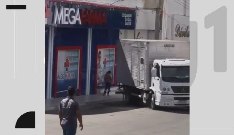 Caminhão perde freio, volta de ré e atropela mulher na frente de farmácia no Sertão da PB; VÍDEO
