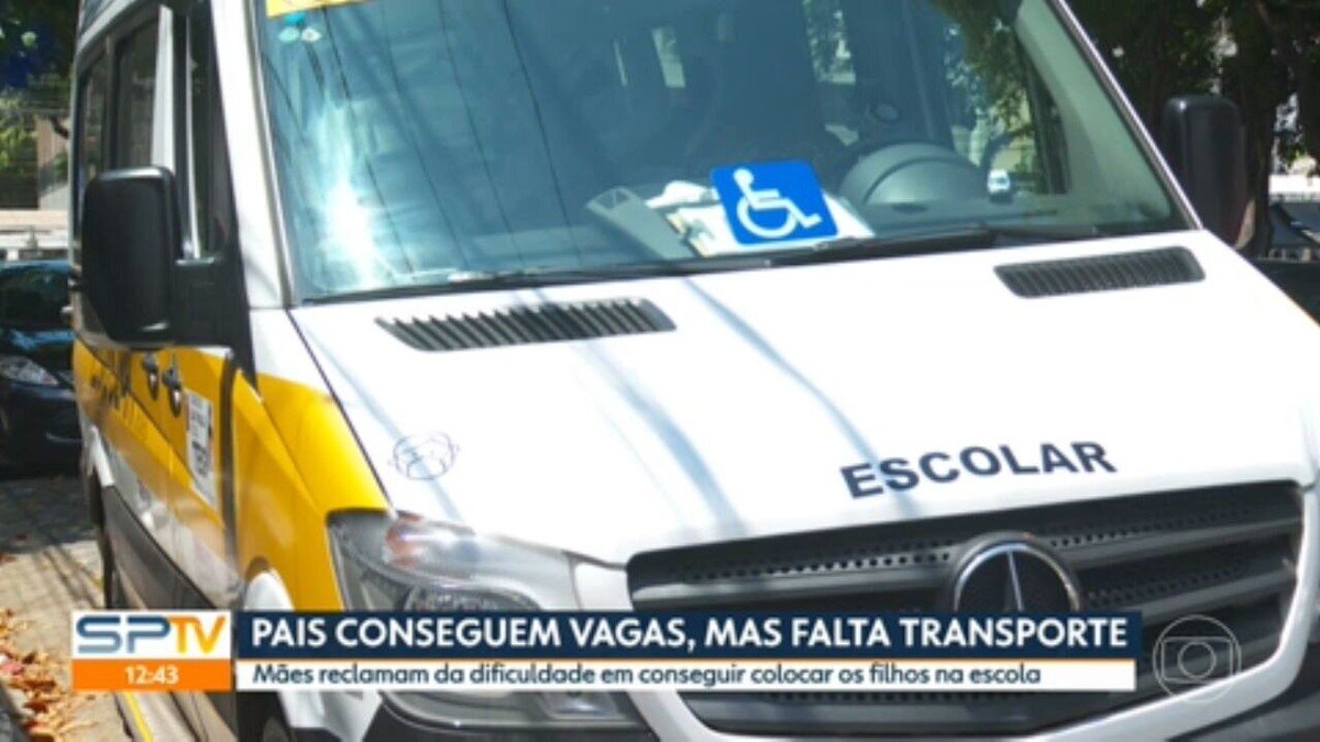 Jogo de educação para crianças encontra duas mesmas fotos carro de polícia  de transporte