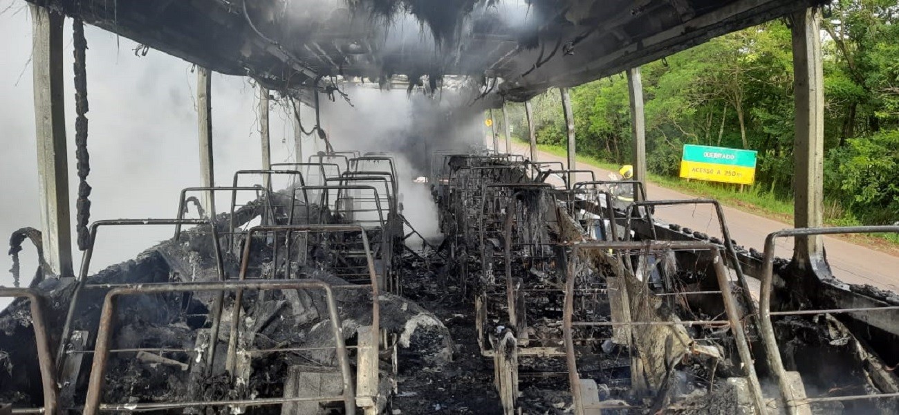 Ônibus pega fogo em rodovia de Palmeira das Missões; motorista escapa ileso