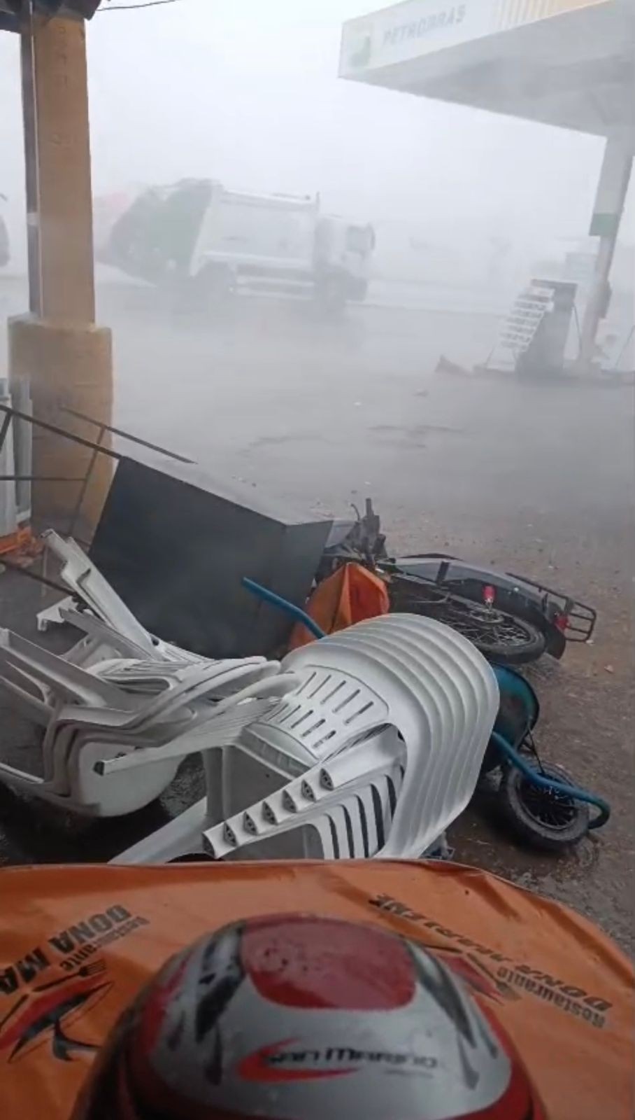 Rajadas de vento e chuva forte atingem Cabrobó e causam prejuízos nesta sexta (20)