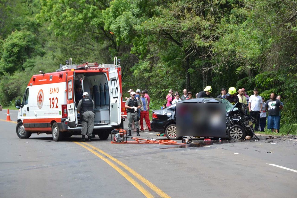 Colisão frontal entre ônibus e automóvel tira a vida de jovem de 24 anos na  ERS 211 em Erechim - Rádio Uirapuru