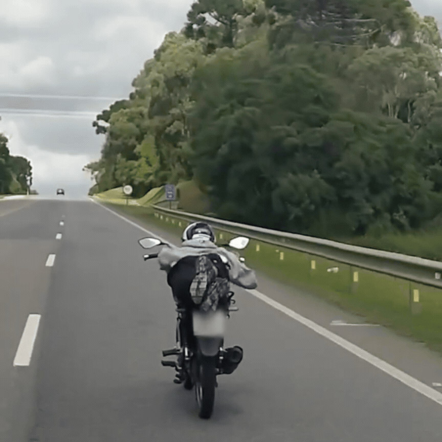 PRF flagra motociclista em manobra ‘superman’ em SC e vídeo mostra abordagem: 'encontrou a kryptonita'