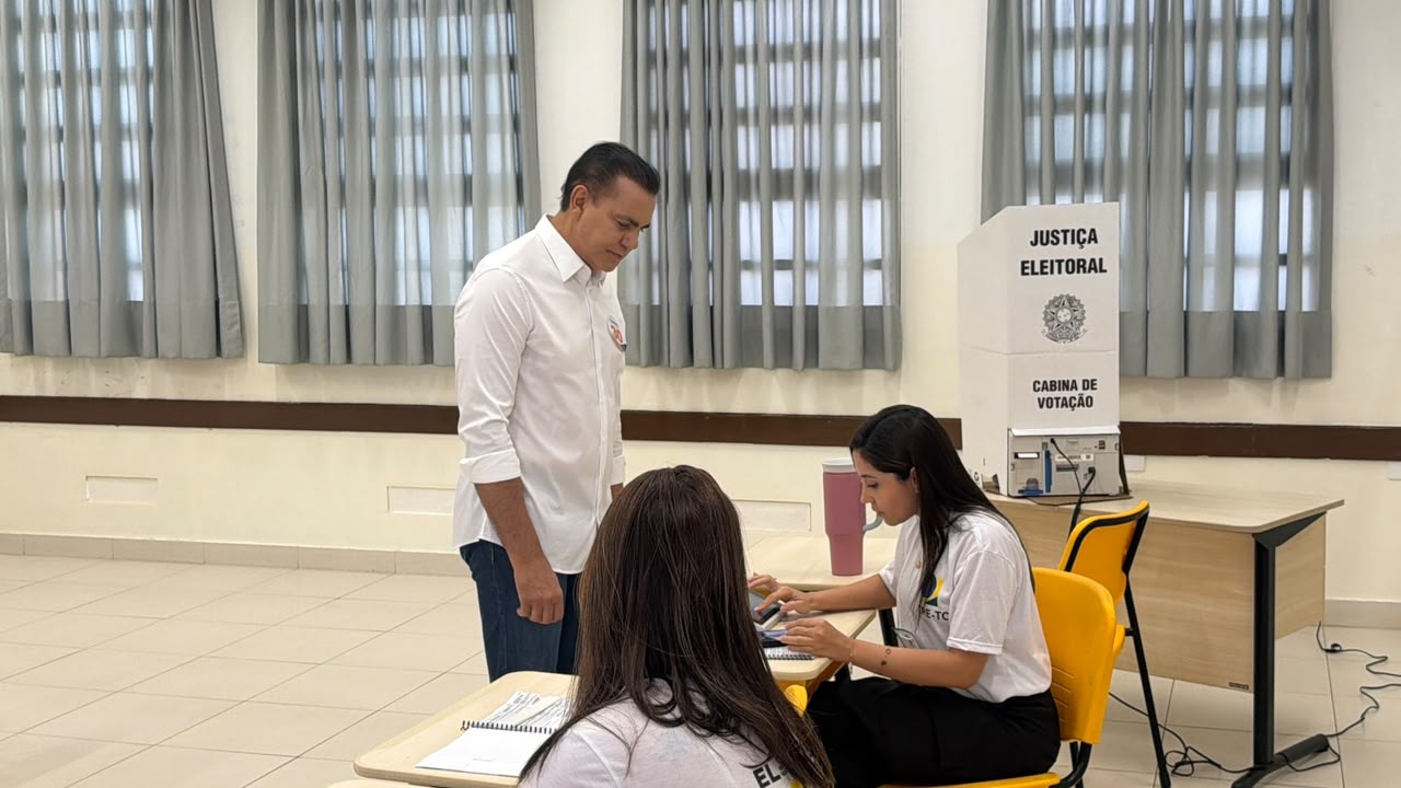 Ataídes Oliveira (Novo) vota em Palmas