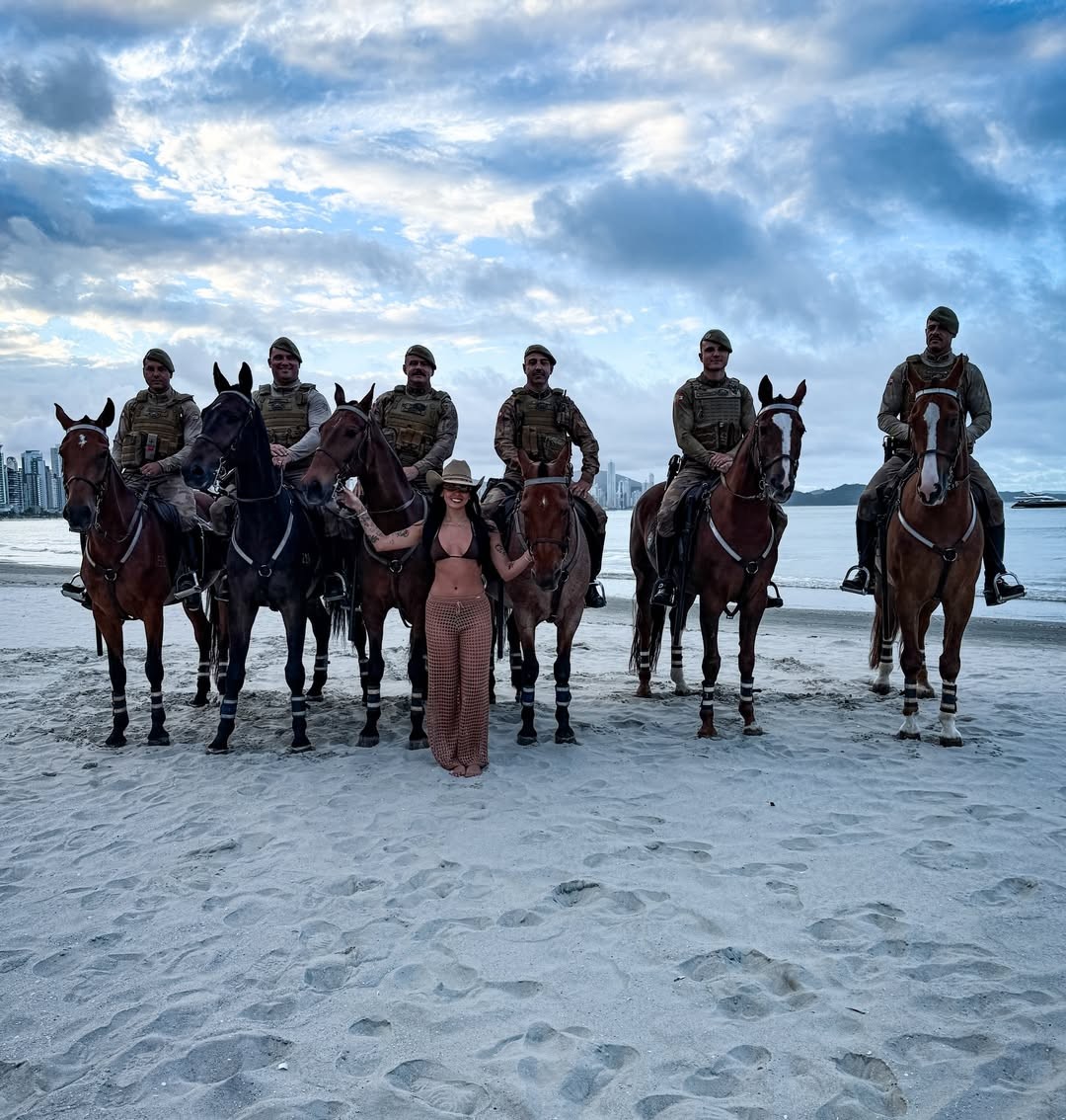 Show de Ana Castela em Balneário Camboriú tem pose com cavalos, Zé Felipe e troca de roupa na praia