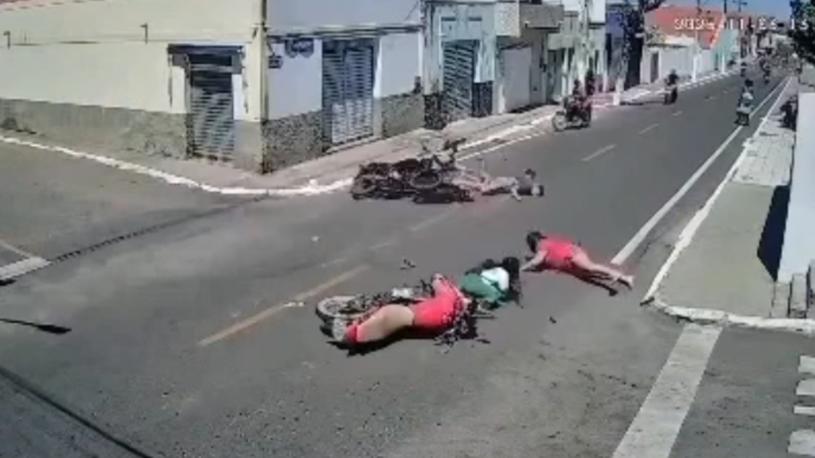 Acidente com três motos no Ceará deixa quatro feridos; imagem é forte 