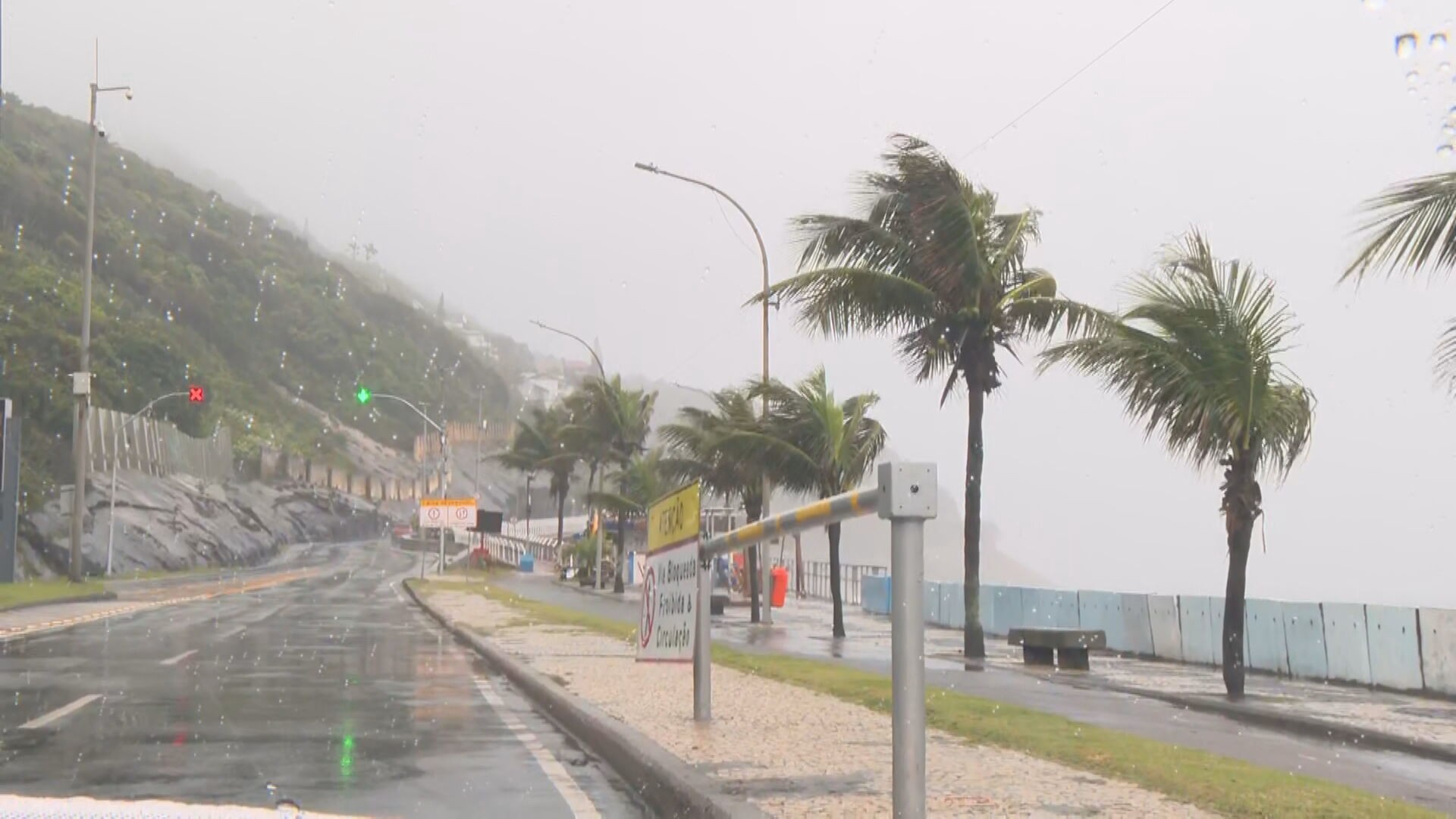 Domingo no RJ será de chuva e ventania;  Niterói cancela show e Ciclovia Tim Maia é interditada devido à ressaca