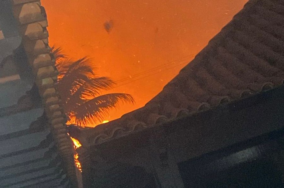 Fogo em vegetação foi controlado cerca de três horas e meia depois em Araruama — Foto: Reprodução redes sociais
