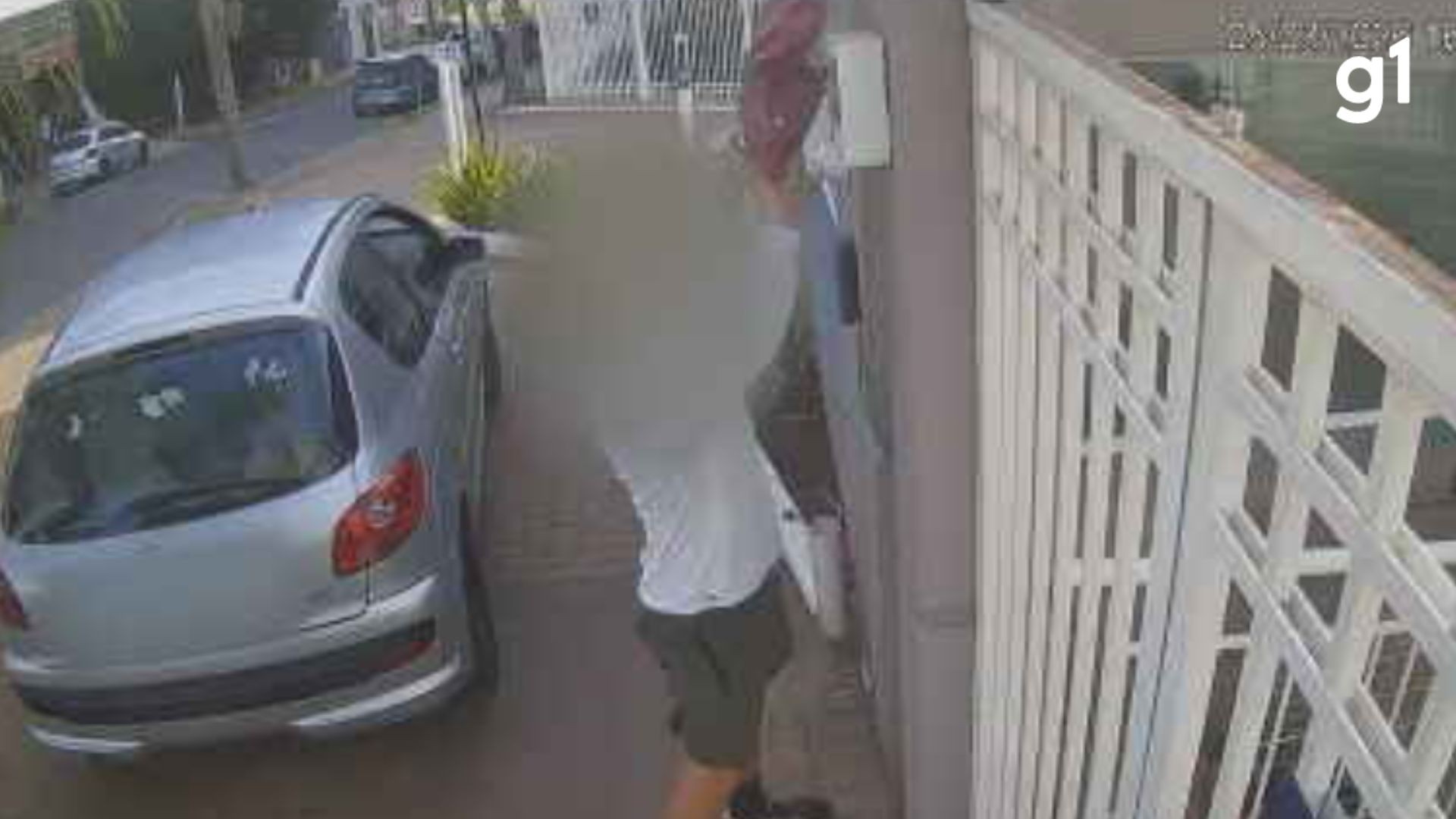 Recebidos ou arremessados? Entregador se revolta e joga encomendas por cima de portão no RS; saiba regras (para quem entrega e recebe)