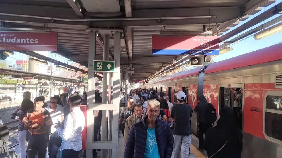 Estação Calmon Viana, que atende as linhas 11-Coral e 12-Safira está com grande fluxo de passageiros nesta segunda-feira — Foto: Pedro Garcia/TV Diário