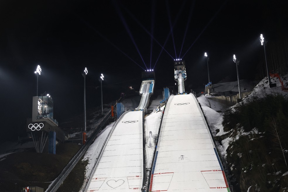 Pista de Salto de Esqui de Predazzo, em Predazzo (Val di Fiemme), em 14 de fevereiro de 2026. — Foto: Anne-Christine POUJOULAT / AFP