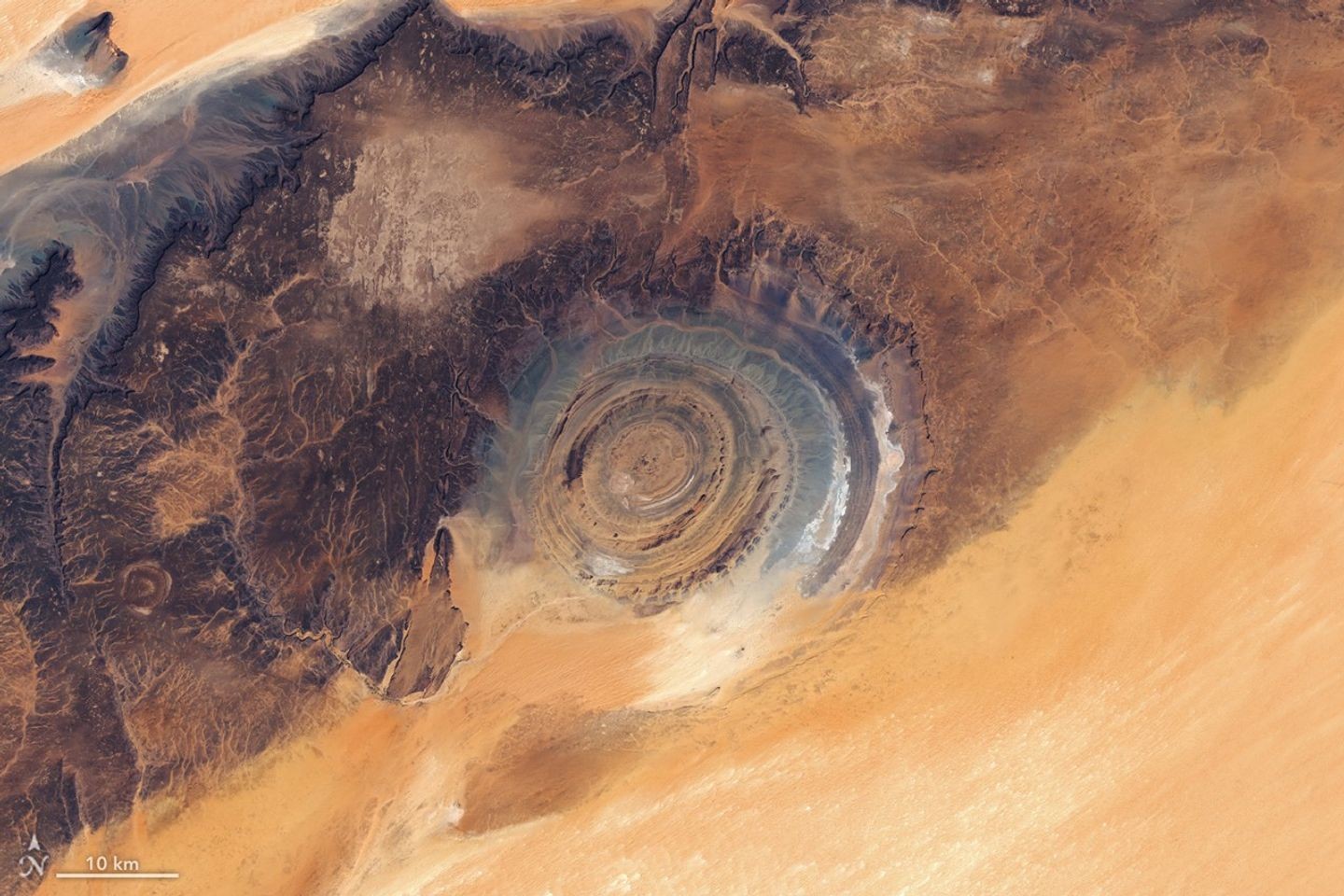 Estrutura geológica gigante no deserto do Saara parece um 'olho' visto do espaço; veja IMAGEM