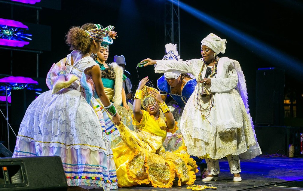 Dançarinos apresentam o ‘Ginga Tropical’ no Benim — Foto: Divulgação