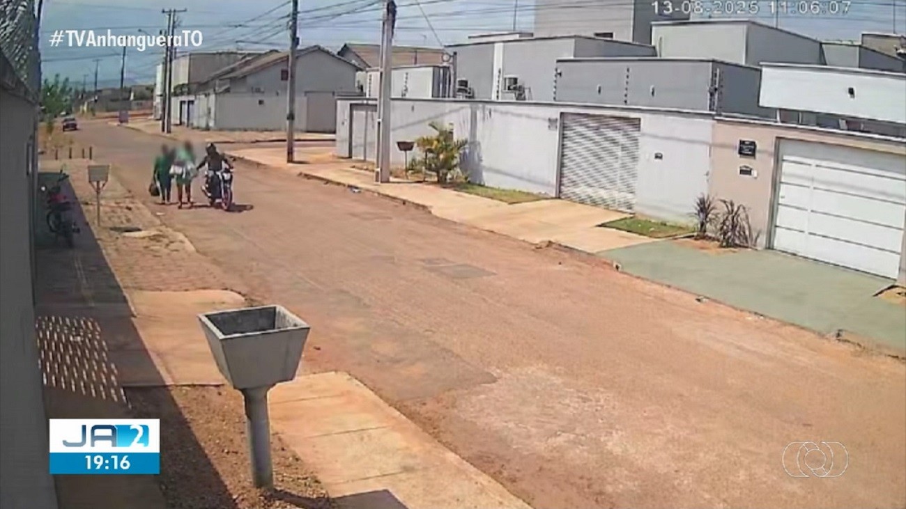 Motociclista é levado para delegacia após ser flagrado por câmera de segurança assediando mulheres em rua 