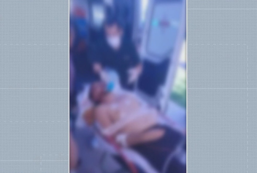 O guarda de trânsito Carlos Henrique de Medeiros Alves foi socorrido após ser espancado a pauladas por adolescente — Foto: Reprodução/TV Globo