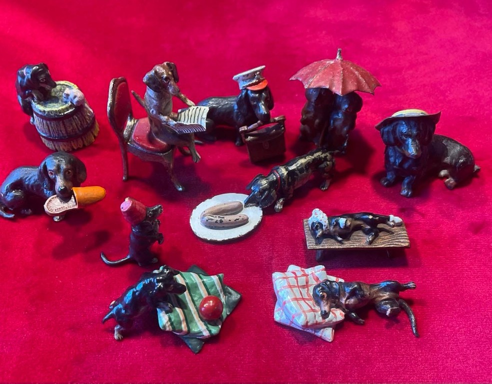 Peças em exposição em museu voltado para cães salsichas — Foto: Deckelmuseum