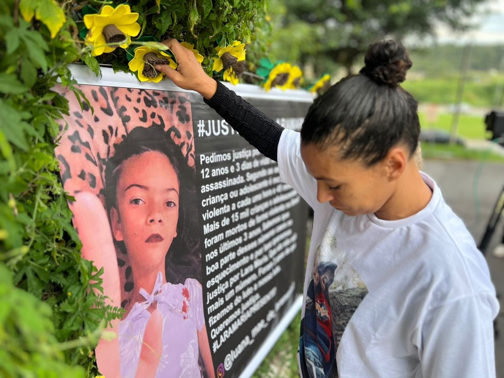 Mãe de Lara, adolecente encontrada morta com sinais de violência em Campo Limpo Paulista (SP) com cartazes do lado de fora do fórum — Foto: Régis Rosa/TV TEM