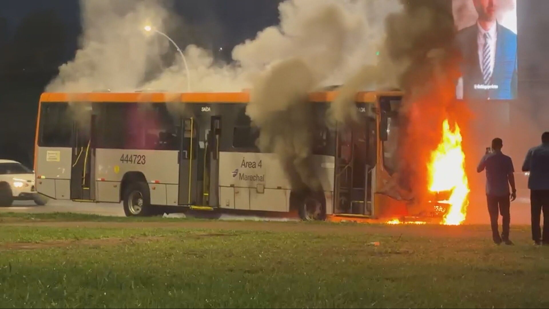 VÍDEO: ônibus da Marechal pega fogo no centro de Brasília