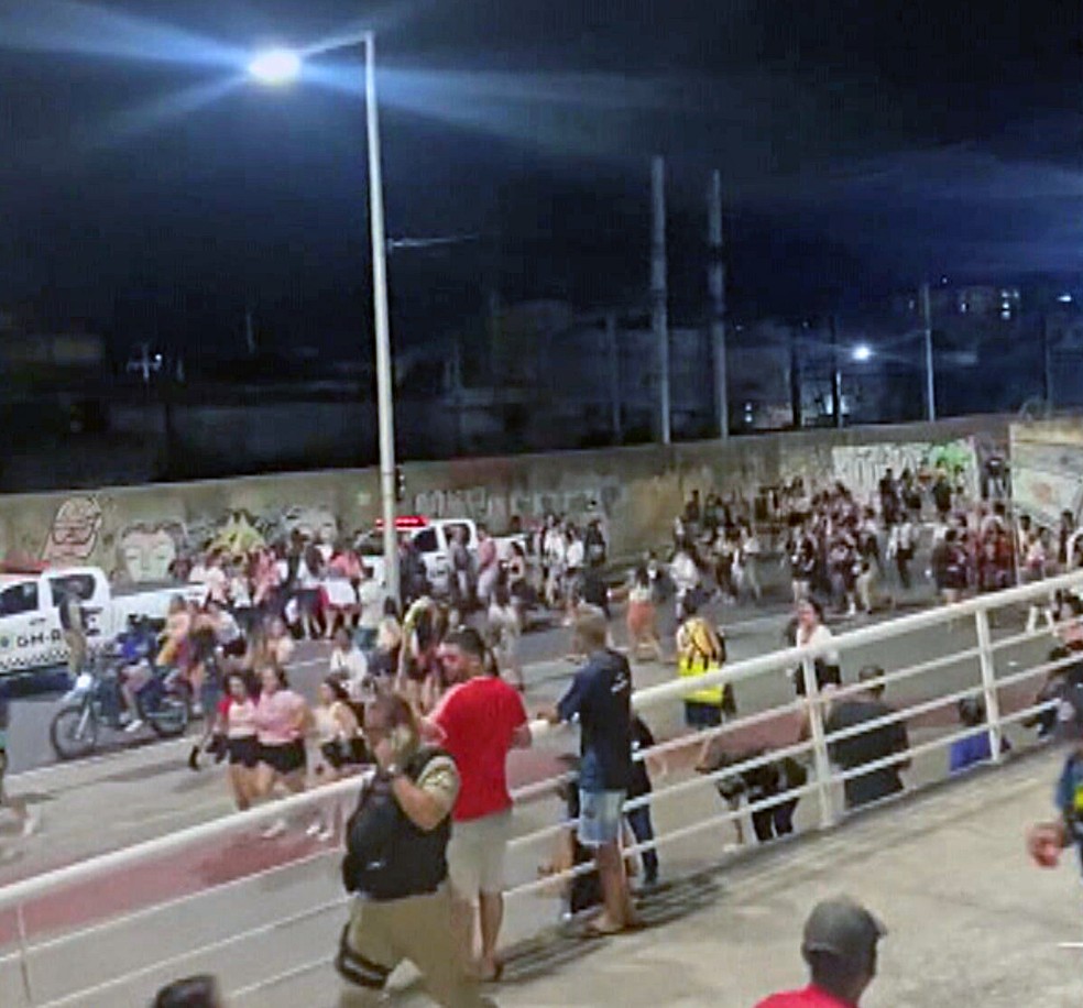 Correria na saída do show do RBD no Rio — Foto: Reprodução/TV Globo