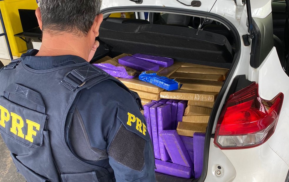Polícia apreende carga de mais de 300kg de maconha em veículo furtada — Foto: Divulgação/Polícia Rodoviária Federal