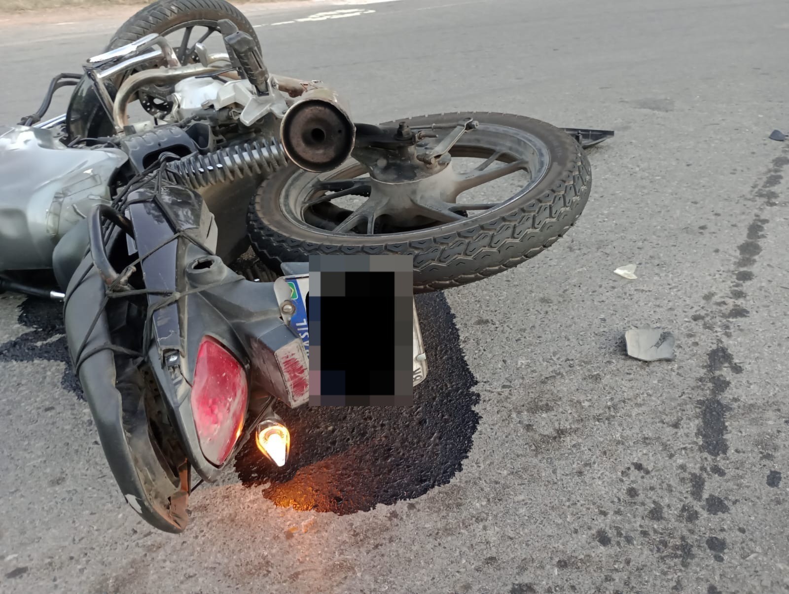 Motociclista é arremessado contra para-brisa de carro em acidente no distrito de Valadares; outras duas pessoas ficaram feridas 