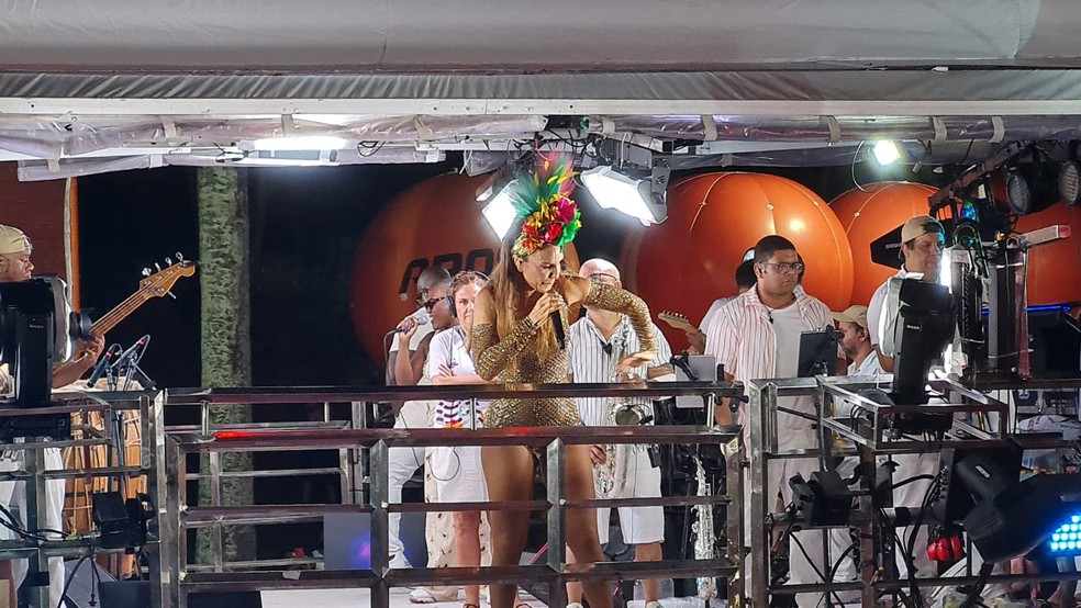 Ivete Sangalo puxa trio no carnaval de Salvador nesta segunda-feira (12) — Foto: Alana Carvalho